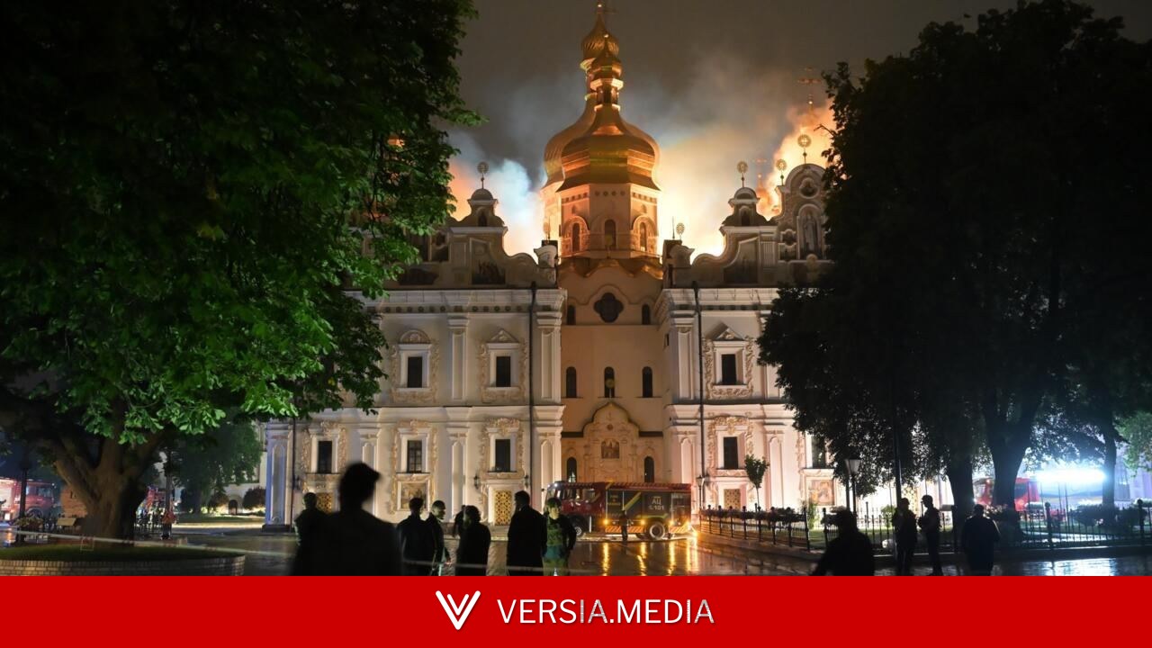 Guerre en Ukraine: au moins neuf morts dans une vague de frappes russes, une cathédrale en feu à Kiev — World News | Versia.media