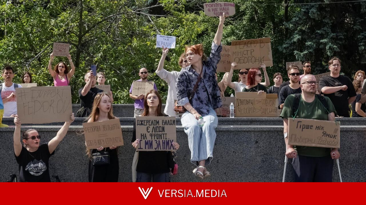 Ukraine: des milliers de personnes manifestent contre le renvoi de Mykhaïlo Fedorov